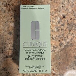 Clinique dramatically different moisturizing gel brand new 4.2 FL OZ 125 ml